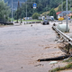 (FOTO in VIDEO) Izredne razmere Koroškem: Pot v Črno presekana že na Poljani, Meža divja, odnaša mostove in ceste