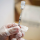 Evorpska komisija poziva: Članice EU naj okrepijo cepljenje proti virusom, ki povzročajo raka