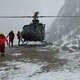 (FOTO) Helikoptersko reševanje v gorah: V tujini je lahko to draga izkušnja, kako ga nameravajo urediti pri nas?