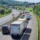 Vozniki, previdno: Na cestah po Sloveniji več zastojev