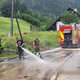 (FOTO) Črna na Koroškem po neurju: Strojev je dovolj, potrebujejo pa pridne roke, vsak prostovoljec spet pride prav