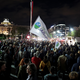 (FOTO) Protest pred narodno skupščino v Beogradu: "Ni predaje! To je bitka za življenja!"