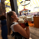 (FOTO) Medena srca, dekolteji, klobase in pivo v izobilju: V Münchnu se je začel sloviti Oktoberfest