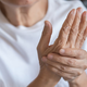 Simptomi revmatoidnega artritisa, ki jih ne smete spregledati
