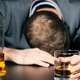 Nekdanji alkoholik svari tri skupine ljudi: 'Za vas je pitje alkohola še posebej nevarno'