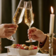 Katero vino izbrati za praznično mizo, da bo večer res nepozaben?