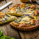 Quiche z mlado čebulo, regratom in mandlji