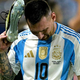 Šokantne scene: finale z več kot urno zamudo, Messi v solzah zapustil igrišče